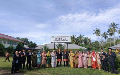 Hari Guru Nasional: Kepala MTsN 3 Bengkulu Selatan Sampaikan Amanat Menteri Agama